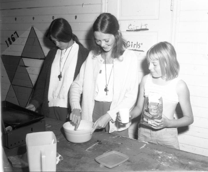 PADH 6992 - Playground breakfast - Aug 11 1970 006